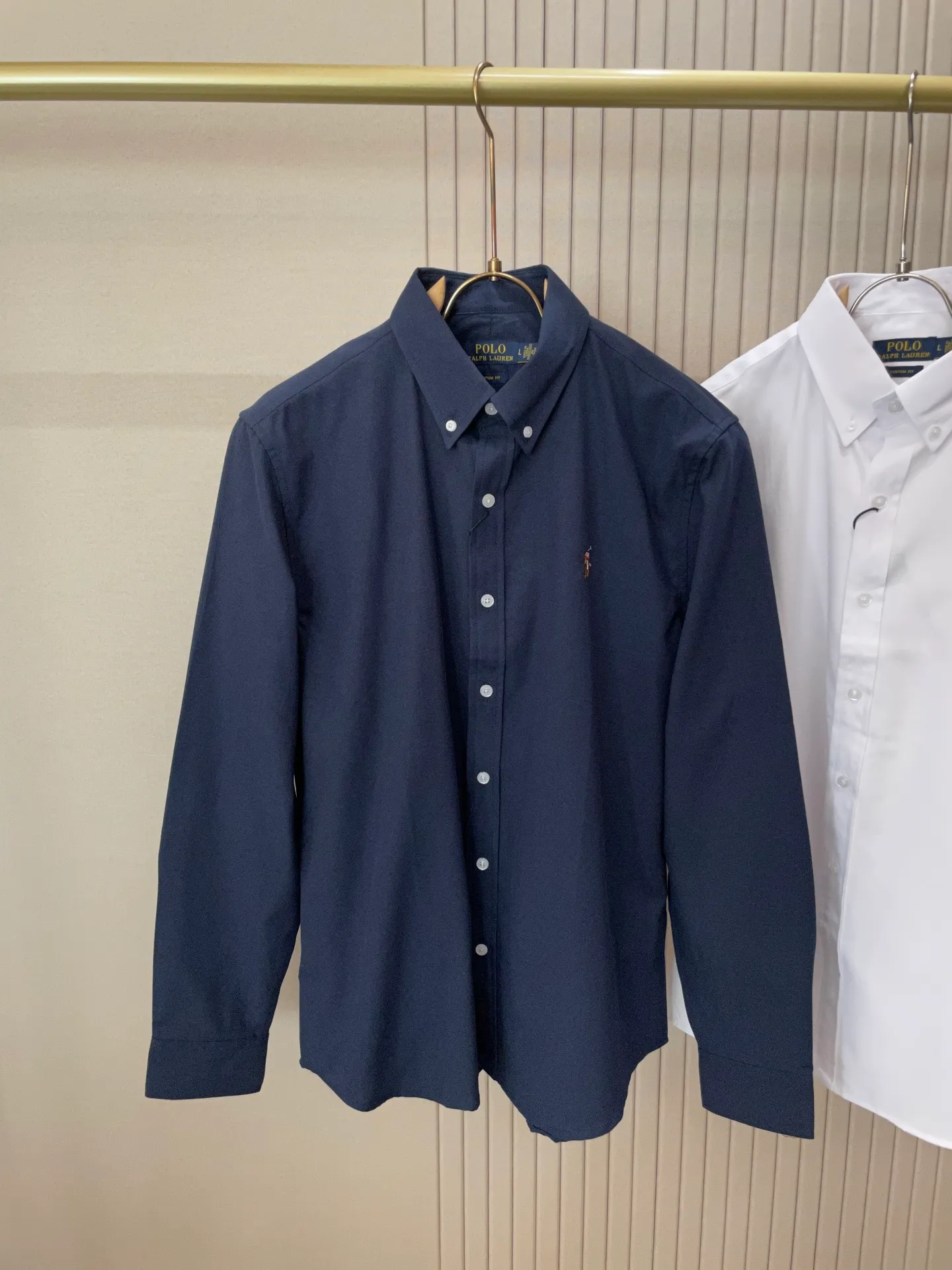 P220 🌸🌸🌸 POLO Ralph Lauren [High Quality] Classic shirt! Classic casual shirt made of pure cotton fabric with unique design, simple, clean and classic version design. It is a versatile style that can be switched at will. The fabric feels soft and delicate, highly breathable, close to the skin and comfortable to wear. It can be worn alone as an inner layer. Its versatile performance is beyond your imagination! The upper body of the ready-to-wear is simple and classic yet elegant! Size:M-XXL